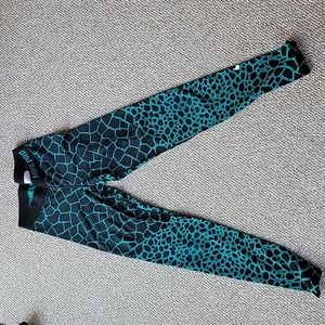 Nike pro leggings small